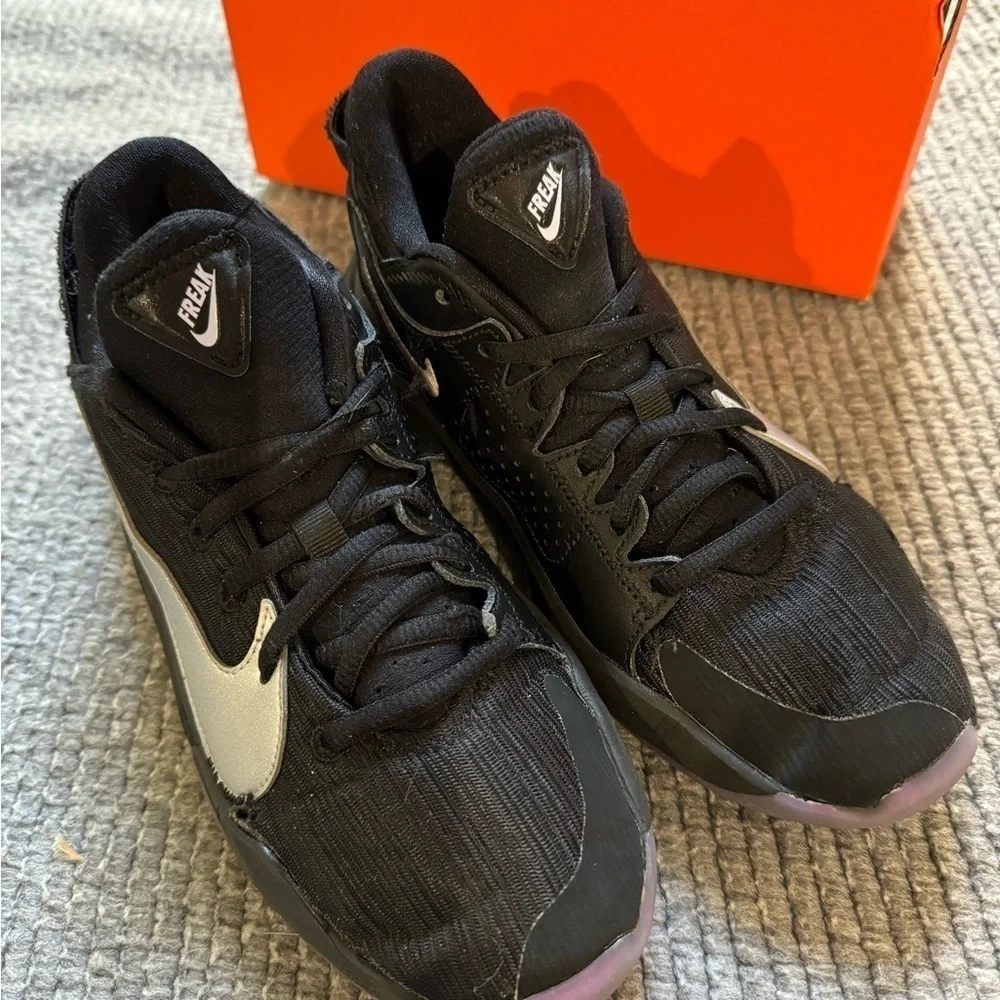 Nike Zoom Freak 2 Basketball Running Shoes Youth Boy Size 4Y Black Girl 5.5 - Picture 8 of 10